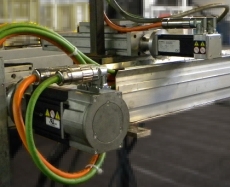 De twee CT unimotor servo's op de Hepco lineairgeleidingen; klikken voor een grotere afbeelding